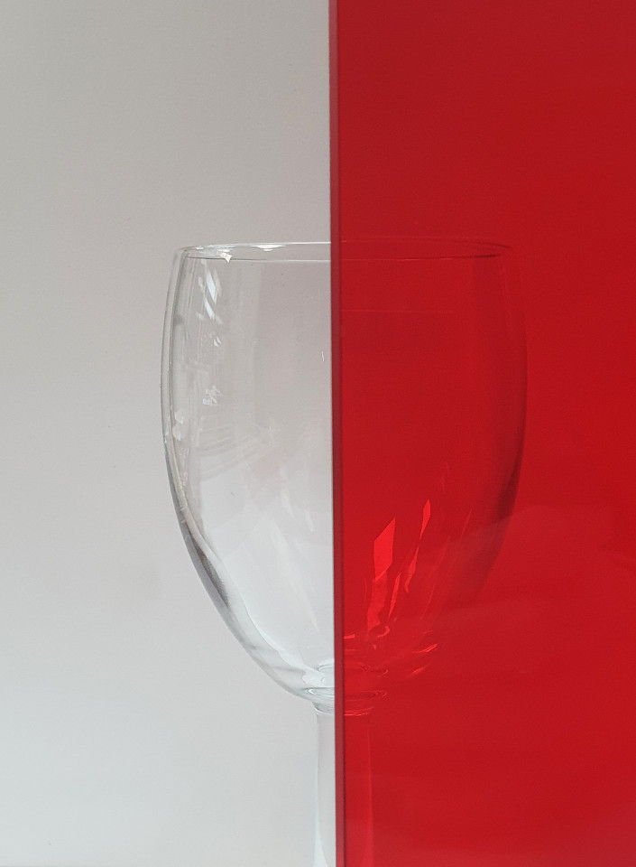 Verre rouge transparent